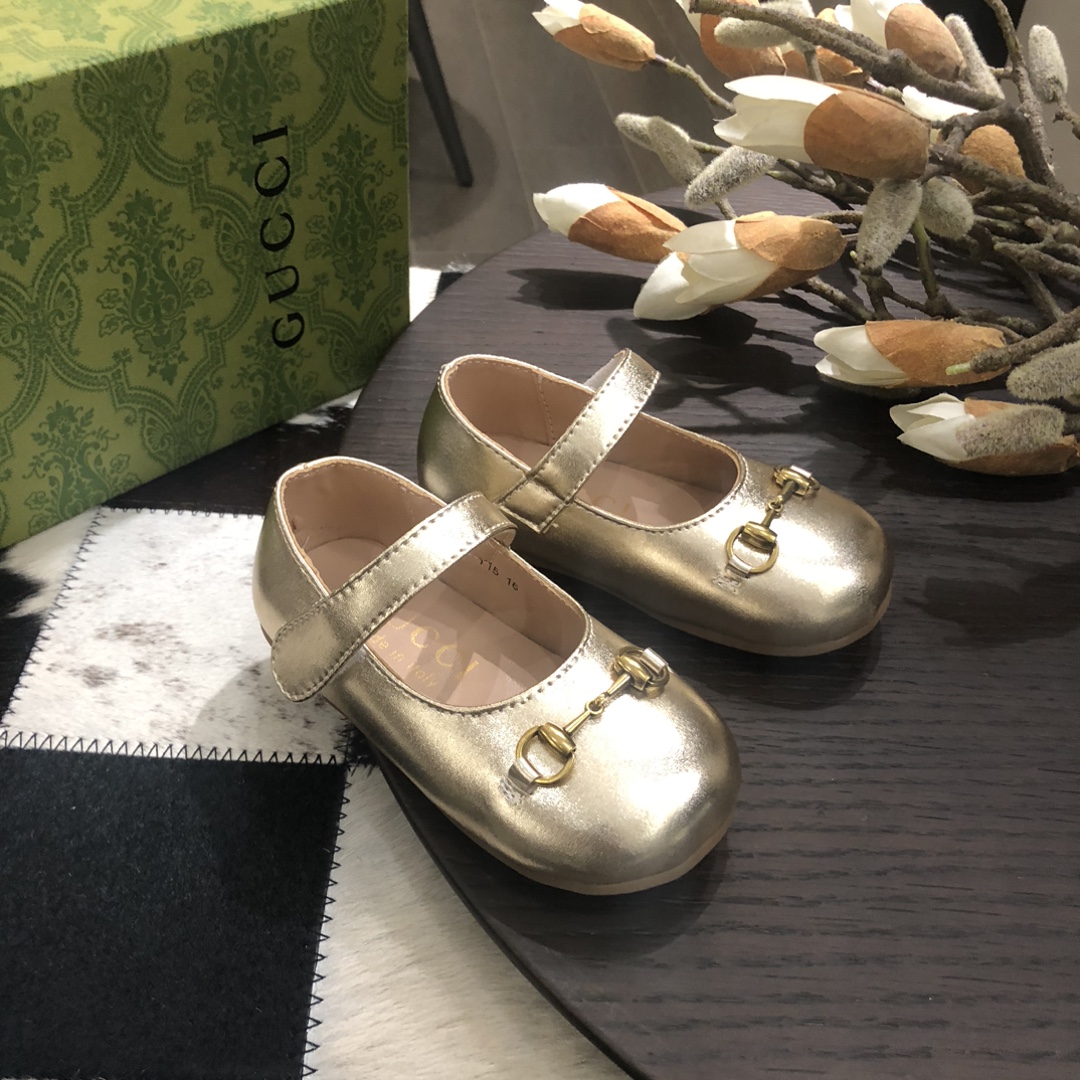 Children's shoes child